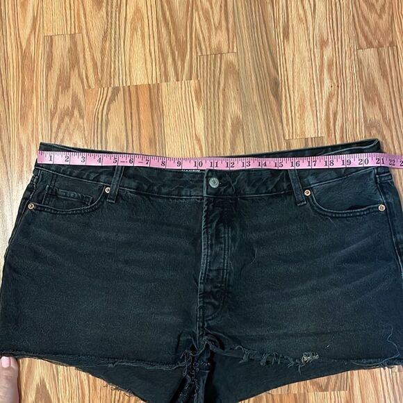 Old Navy Plus Size Booty Shorts, black cut-offs, cotton, 22 - Picture 2 of 6